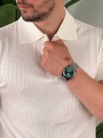 Bela polo majica sa zipom kombinovana sa bež pantalonama, kadar do kolena