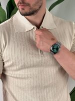 Bež polo majica sa zipom kombinovana sa bež pantalonama, kadar celog tela