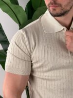 Muška polo majica sa zipom u bež boji, model rukom drži kragnu