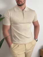 Bež polo majica sa zipom, bočni kadar koji ističe rebrastu teksturu