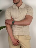 Muška polo majica sa zipom u bež boji, model okrenut leđima, kadar do struka