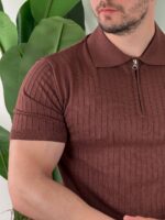 Muška polo majica sa zipom u braon boji, glavni kadar, model stoji ispred zida