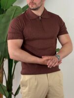 Braon polo majica sa zipom, prednji kadar, model gleda pravo u objektiv