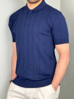 Muška polo majica old money teget, model frontalno na sivoj pozadini