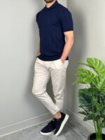 Muška polo majica old money teget, cela figura u koraku sa belim pantalonama