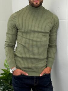 Muška polurolka maslinaste boje na modelu u celoj figuri, rebrasta tekstura i slim fit kroj