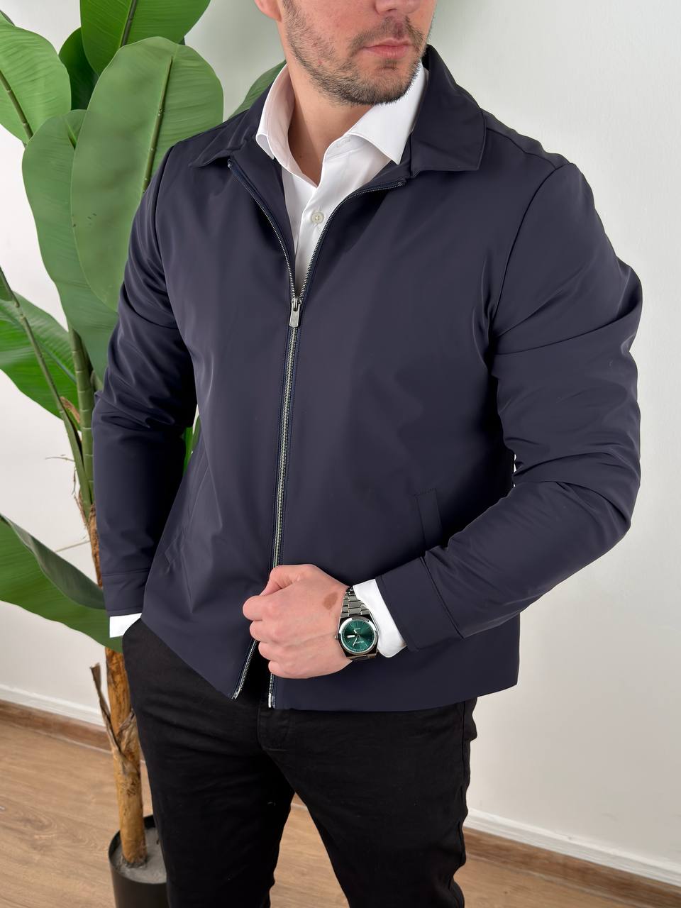 muska-prelazna-jakna-two-way-zip-teget-j0566-09-slika-1-glavna Muška prelazna jakna two-way zip u teget plavoj boji, frontalni kadar na modelu sa kragnom