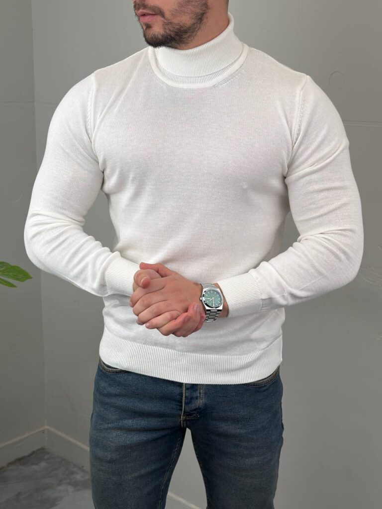 Bela muška rolka kao deo casual kombinacije sa farmerkama u prirodnom svetlu