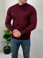 Bordo muška rolka frontalno na modelu sa pleteno rebrastom strukturom i visokom kragnom