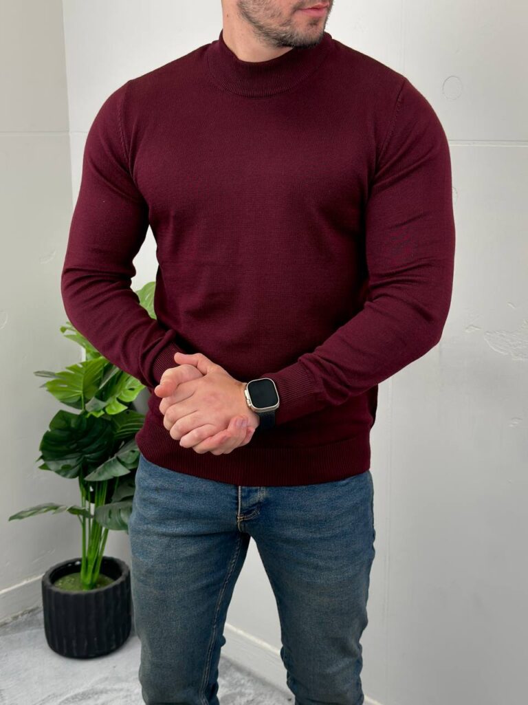 Bordo muška rolka frontalno na modelu sa pleteno rebrastom strukturom i visokom kragnom
