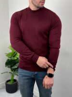 Bordo muška rolka iz bočnog ugla sa fokusom na čist kroj rukava i pripijen materijal