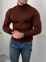 Braon muška rolka frontalno sa toplim tonom pletiva i klasičnom visokom kragnom