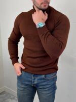 Braon muška rolka iz bočne perspektive ističe pripijen kroj kroz struk i liniju rukava