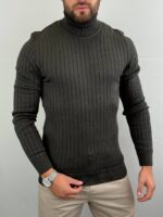 Maslinasta muška rebrasta rolka, prednja poza sa rukama spuštenim ispred struka