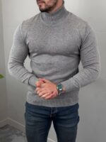 Siva muška rolka na modelu prikazana sa fokusom na visoku savijenu kragnu