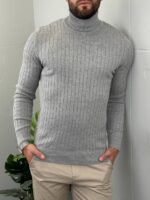 Siva muška rebrasta rolka, opušten stav sa rukom oslonjenom na pantalone