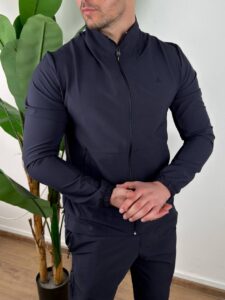 Teget muška trenerka komplet, glavna fotografija sa modelom u celom kadru