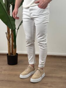 muške bele farmerke slim fit kroja — prednji pogled