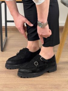 Muške cipele Taylor crne na modelu uz tamne pantalone, čeoni statični prikaz