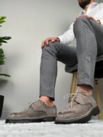 Pun prikaz outfita sa muškim cipelama sive boje, sivim pantalonama i belom košuljom