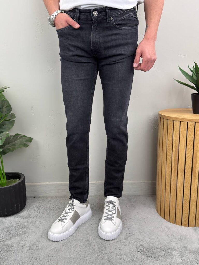 Muške crne farmerke produženi model frontalni kadar uz uski slim kroj i belu majicu