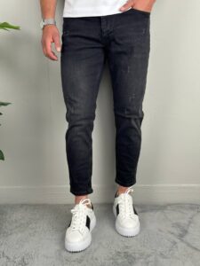 Bočni kroj muških farmerki F2510 sa belim sneakerima i ručnim satom na zglobu