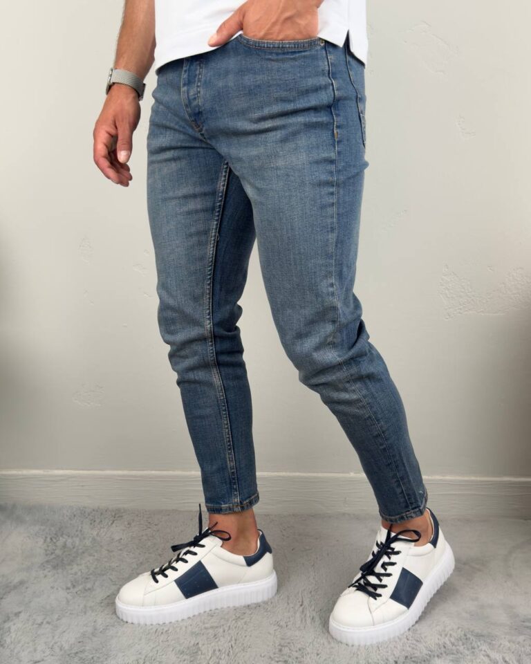 Bočni profil muških farmerki F2519, vidljiv klasičan denim kroj iznad belih sneakera