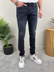 Muške farmerke produženi model teget istaknut slim fit kroj nogavice do članka u kadar