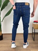 Klasične muške farmerke tamno plave F3301 krupni plan tamnog denim materijala