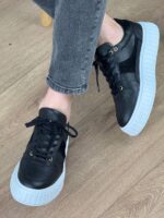 Muške kožne patike crne boje, frontalni pogled, oba modela u koraku po podu