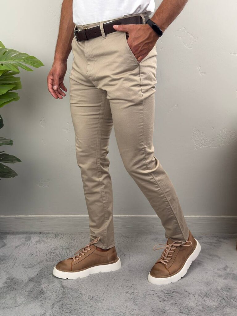 Muške pantalone od kepera u bež boji na modelu, frontalni kadar sa rukama u džepovima