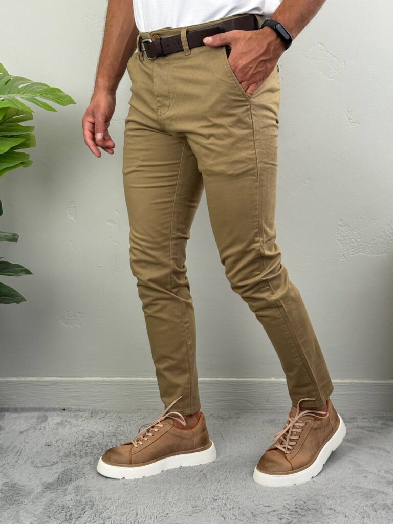 Muške pantalone od kepera u camel nijansi sa kožnim kaišem, ceo model u uspravnoj pozi