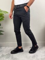 Muške pantalone od kepera u crnoj boji, model u celokupnom kadru sa kaišem