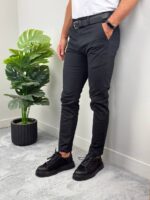 Detalj prednjeg dela muških pantalona od kepera u crnoj boji sa rajsferšlusom