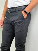 Profilna poza modela u muškim pantalonama od kepera u crnoj boji uz slim nogavicu