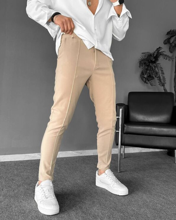 Detalj bež muških pantalona P3633 slim kroj, vidljiv prednji šav i suženje nogavice ka člancima