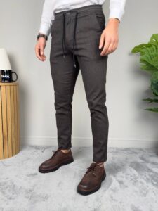 Antracit muške pantalone sa učkurom, prednji kadar, obe ruke spuštene pored tela, tapered kroj
