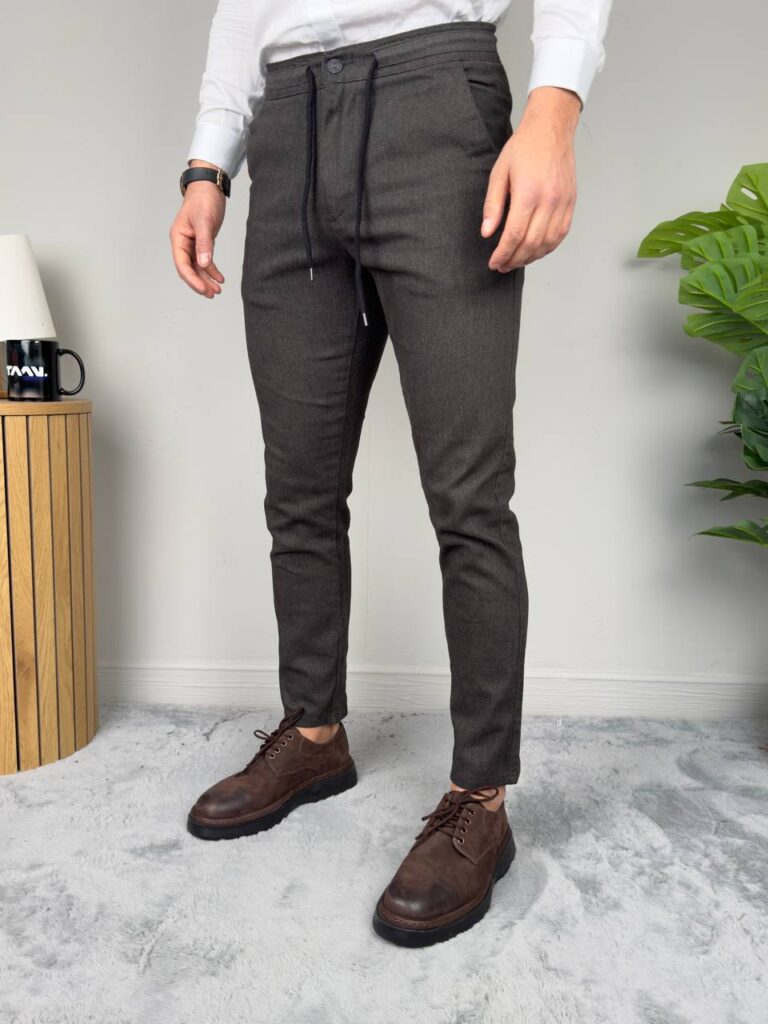 Antracit muške pantalone sa učkurom, prednji kadar, obe ruke spuštene pored tela, tapered kroj