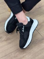 Crne patike C4298 u koraku, bočni profil, vidljiv panel i beli chunky đon