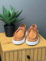 Kamel muške Sebago cipele sa belim đonom u detalju, vidljiv prevrnuti kožni gornjak