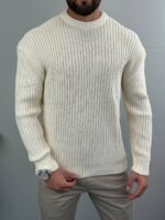 Ekru muški džemper loose fit, frontalni kadar gornjeg dela tela, rebrasta krem pletenina