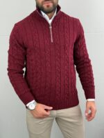 Bordo muški pleteni džemper sa zipom, frontalni snimak modela u svetlim pantalonama