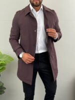 3/4 ugao bordo kišnog mantila od nepromočivog materijala, model u opuštenoj pozi