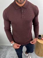 Braon muški polo džemper pamučni, frontalni prikaz na modelu