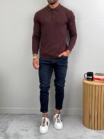 Braon muški polo džemper pamučni u celom outfitu uz crne pantalone