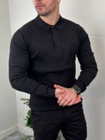 Crni muški polo džemper pamučni iz poluprofila pored uličnog dekora
