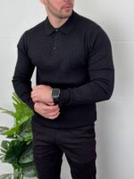 Crni muški polo džemper pamučni u celom outfitu sa zelenom biljkom u kadru