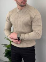 Krem muški polo džemper pamučni, prednji prikaz na modelu sa rebrastom pleteninom