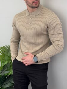 Detalj polo kragne i pola rajsferšlusa na krem muškom polo džemperu pamučnom