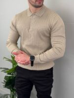 Krem muški polo džemper pamučni u celom outfitu sa tamnim pantalonama